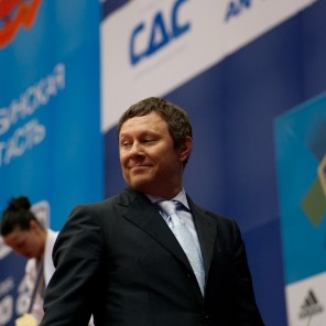 Сергей Коростелёв награждает призёров чемпионата Европы в Челябинске-3