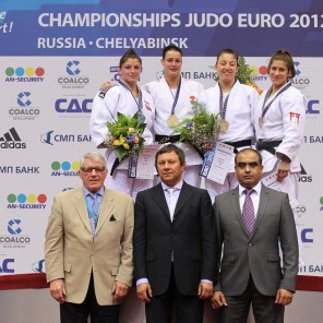 Сергей Коростелёв награждает призёров чемпионата Европы в Челябинске-2