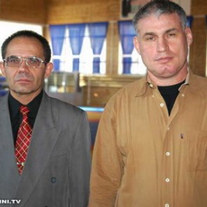 На фото - заведующий кафедрой борьбы УралГУФК Юрий Мартемьянов и Владимир Тимофеев (справа)