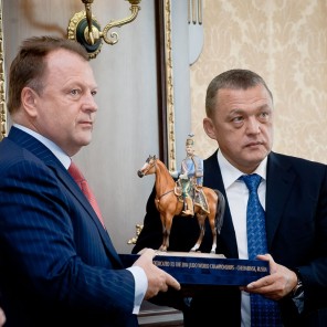Награда Дмитрию Черных от президента IJF Мариуса Визера